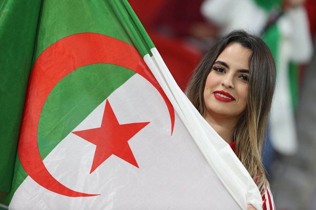 Entre drapeau algérien et palestinien, Riyad Mahrez, « fierté du monde  arabe »