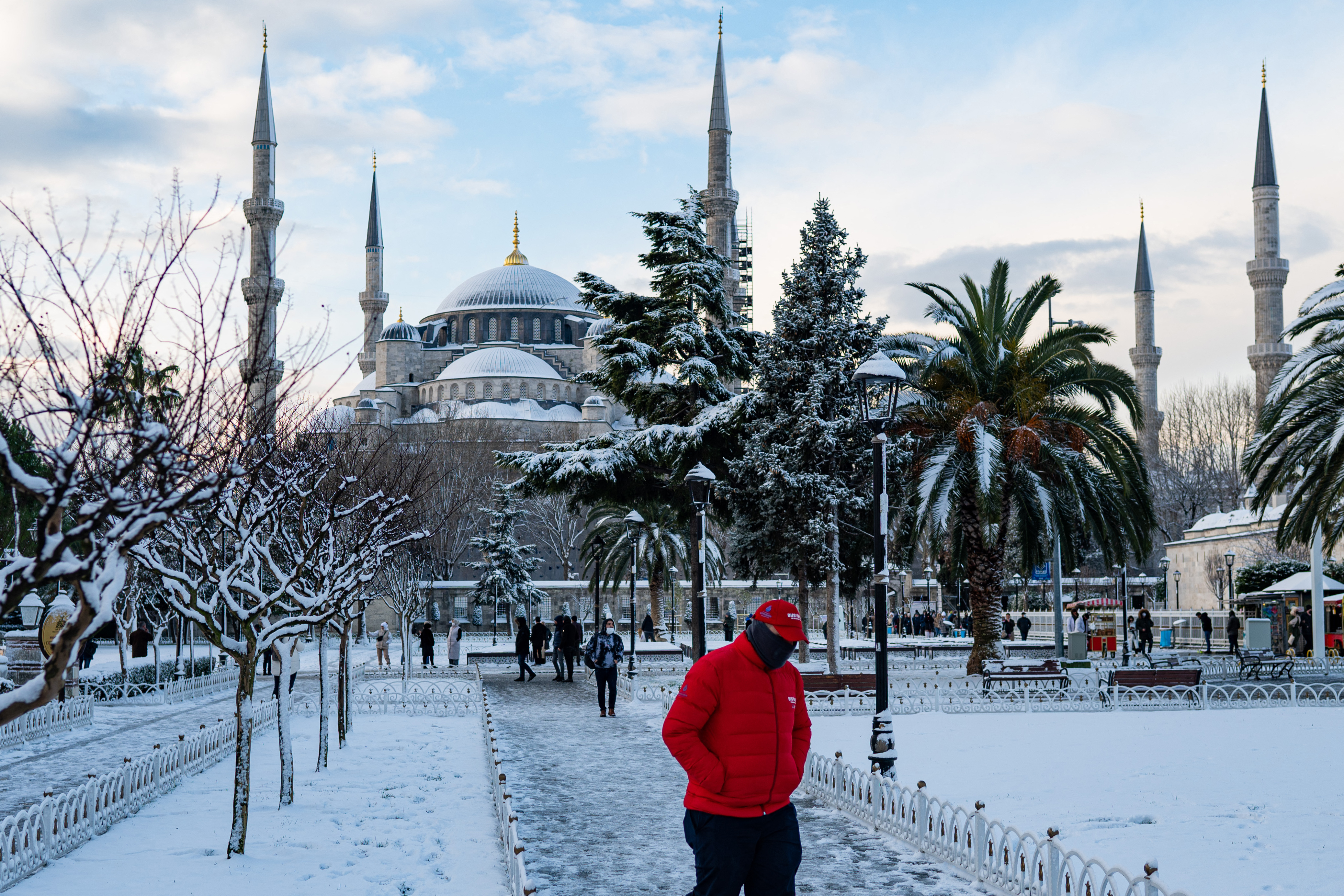 Погода в стамбуле в июле. Турция снегопад 2022. Султанахмет Стамбул зима. Турция снегопад 2023. Мечеть Султанахмет 2022.