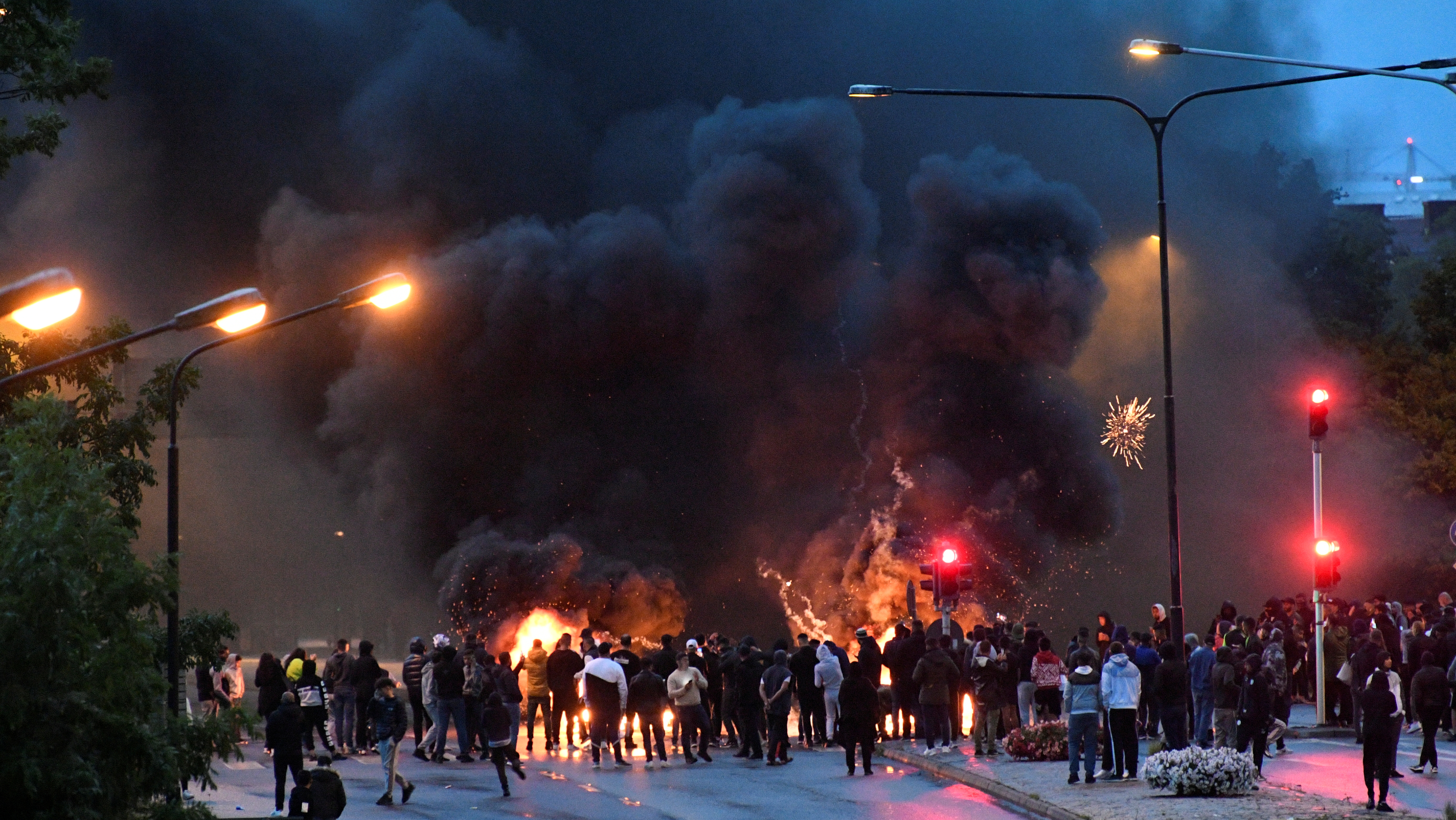 Сжигают мусульман. Стокгольм погромы беспорядки 2022. Полиция Швеции сожжением Корана.