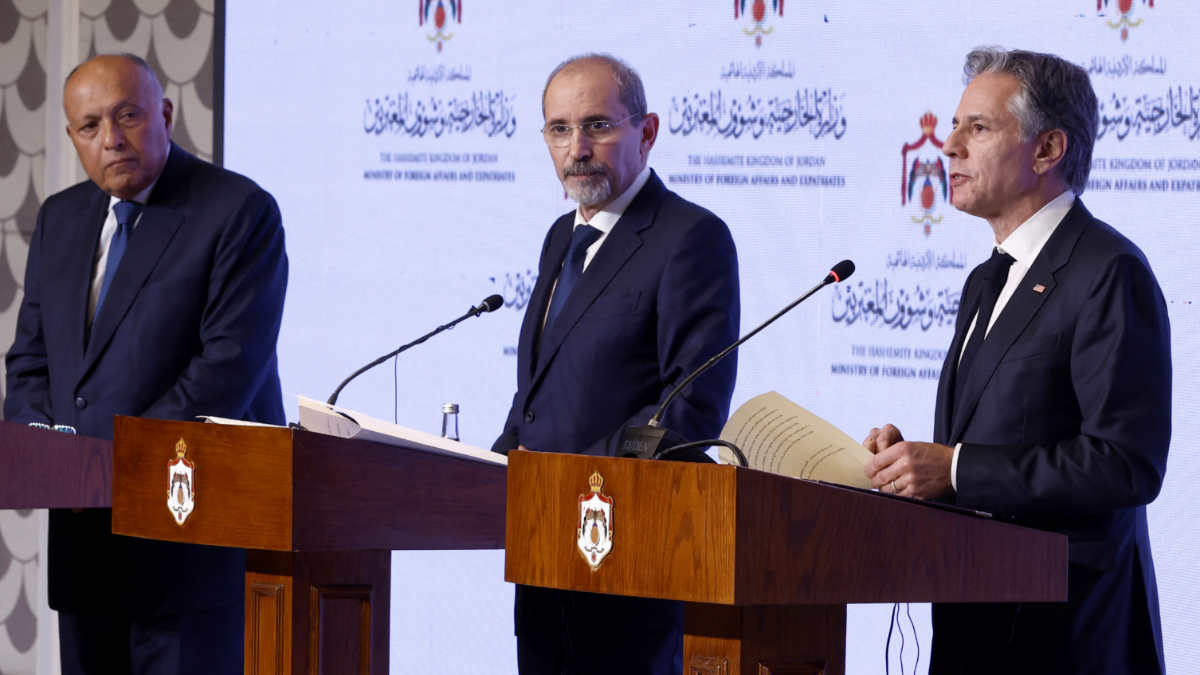 US Secretary of State Antony Blinken (R), Egyptian Foreign Minister Sameh Shoukry (L) and Jordanian Deputy Prime Minister and Foreign Minister Ayman Safadi hold a press conference in Amman on 4 November 2023.
