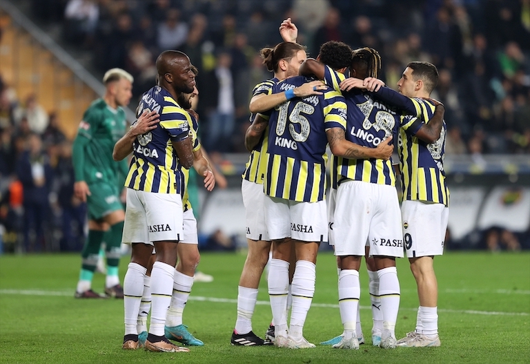 Türkiye, hükümet karşıtı tezahüratlar nedeniyle Fenerbahçe taraftarlarının yabancı maçlara katılmasını yasakladı.