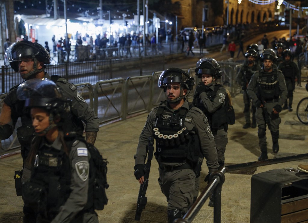 Israeli security forces deploy amid protests in Jerusalem on 22 April 2021 (AFP)