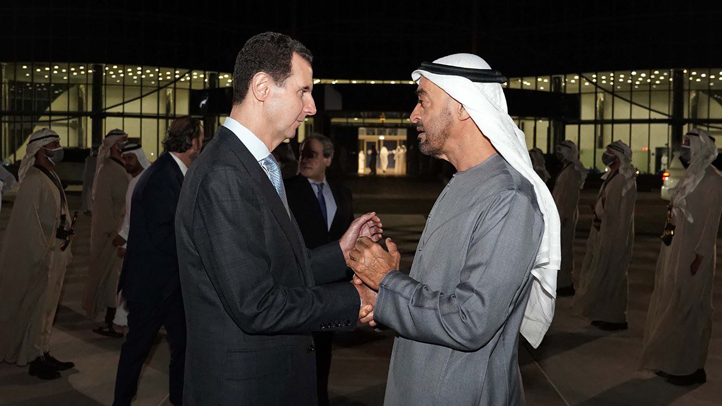 Le président syrien Bachar al-Assad (à gauche) salue le dirigeant de facto des Émirats arabes unis, Mohammed ben Zayed, à Abou Dabi, le 18 mars 2022 (AFP)