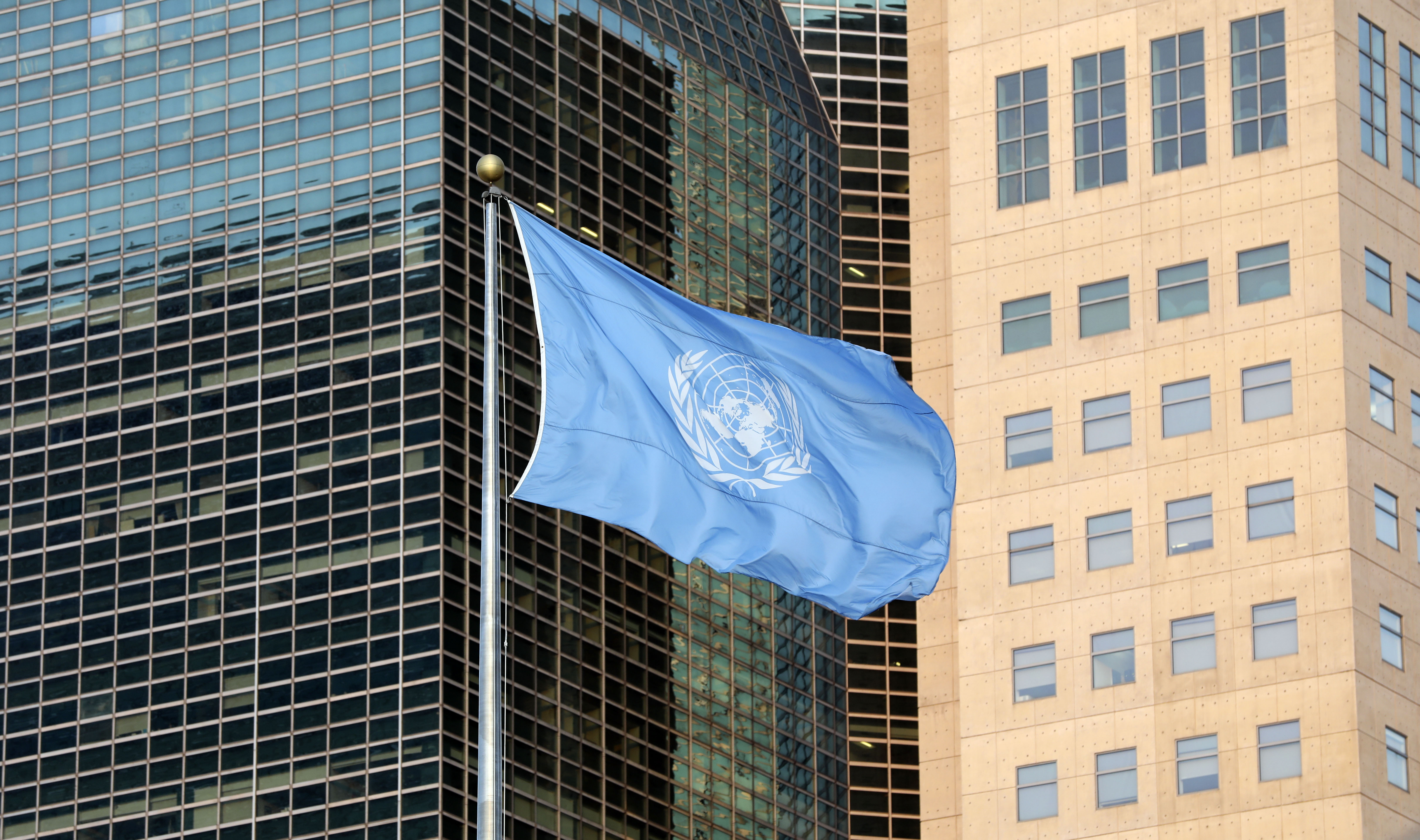 2023 год оон. Штаб-квартира ООН В Нью-Йорке. Секретариат ООН здание. Флаг ООН. Флаг ООН фото.