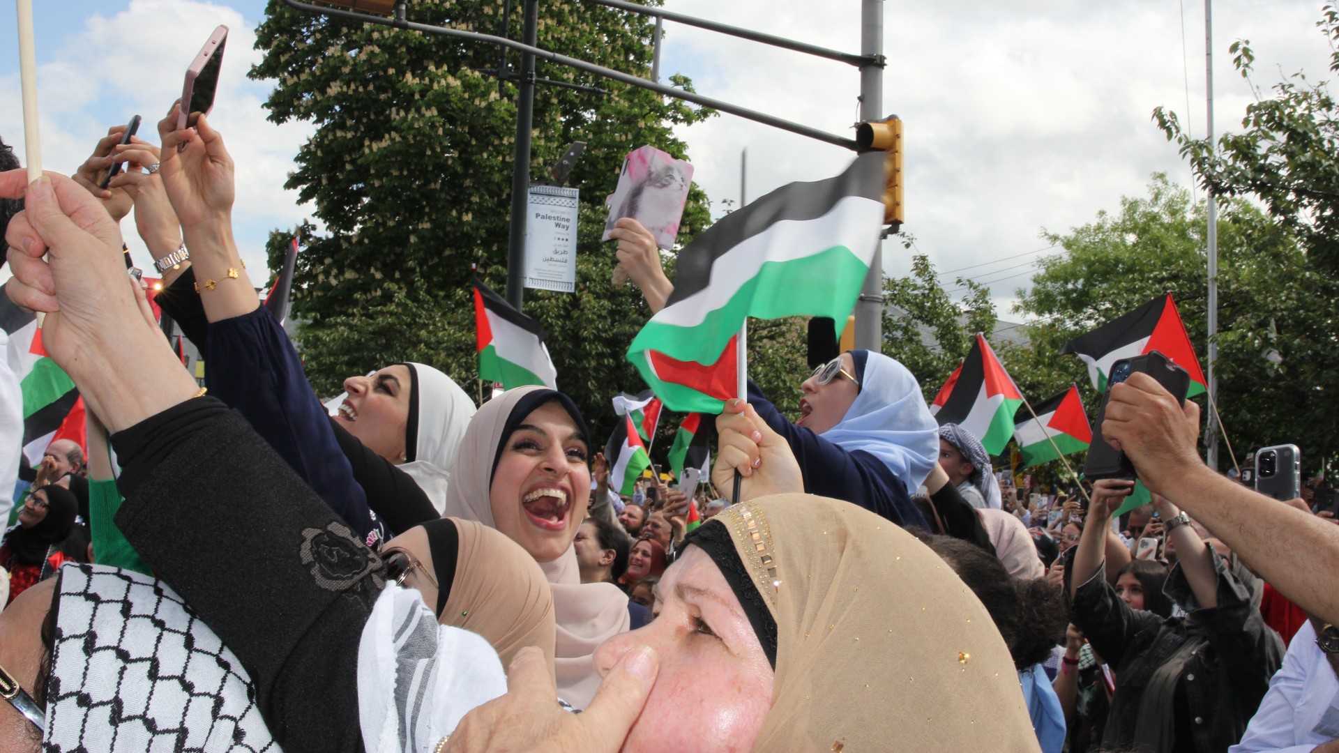 Quando il segno della "Via della Palestina" è stato svelato, molte donne hanno eseguito lo zaghrouta, un ululato distintivo che le donne arabe eseguono ai matrimoni e ad altri eventi speciali (MEE/Reem Farhat)