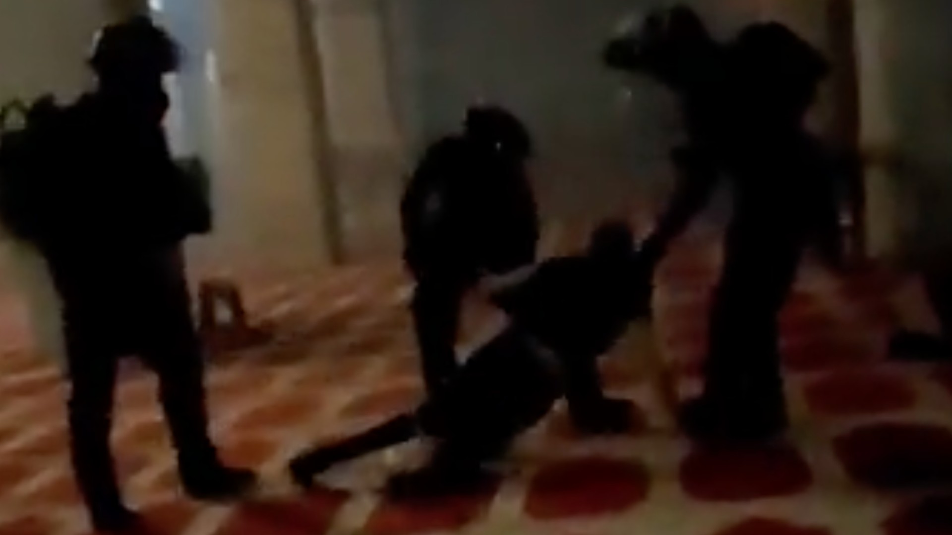 اقتحمت قوات الاحتلال الإسرائيلي المسجد الأقصى واعتدت على المصلين