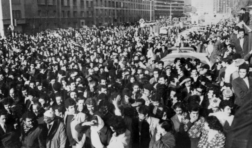 Des milliers de personnes accompagnent, le 16 décembre 1973, les dépouilles des Algériens victimes de l’attentat à la bombe contre le consulat d’Algérie à Marseille