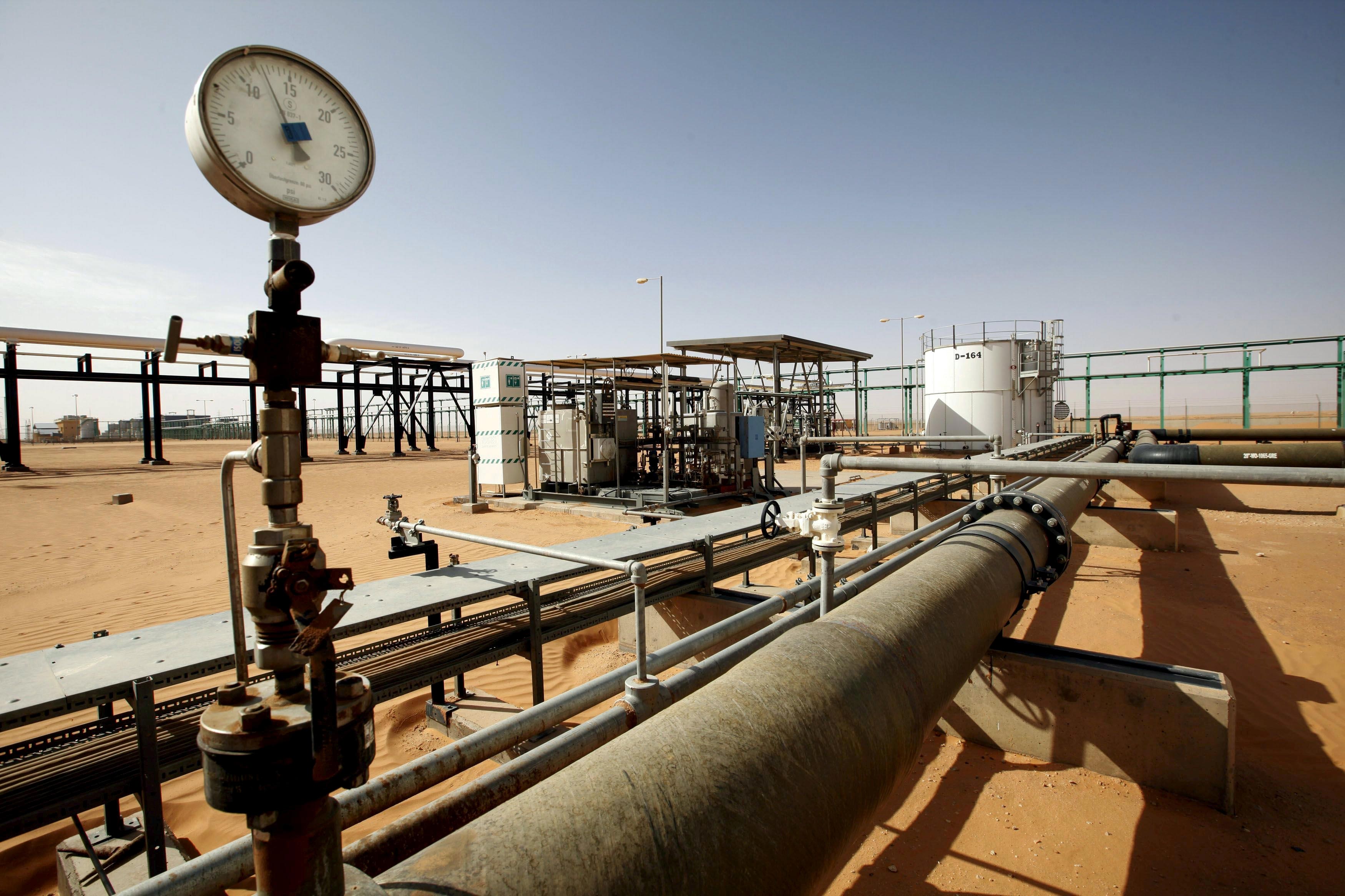 Нефтяная десятка. Добыча нефти в Ливии. Ливия нефтеперерабатывающий завод. Нефтяные месторождения Ливии. Сахара Ливия нефтедобыча.
