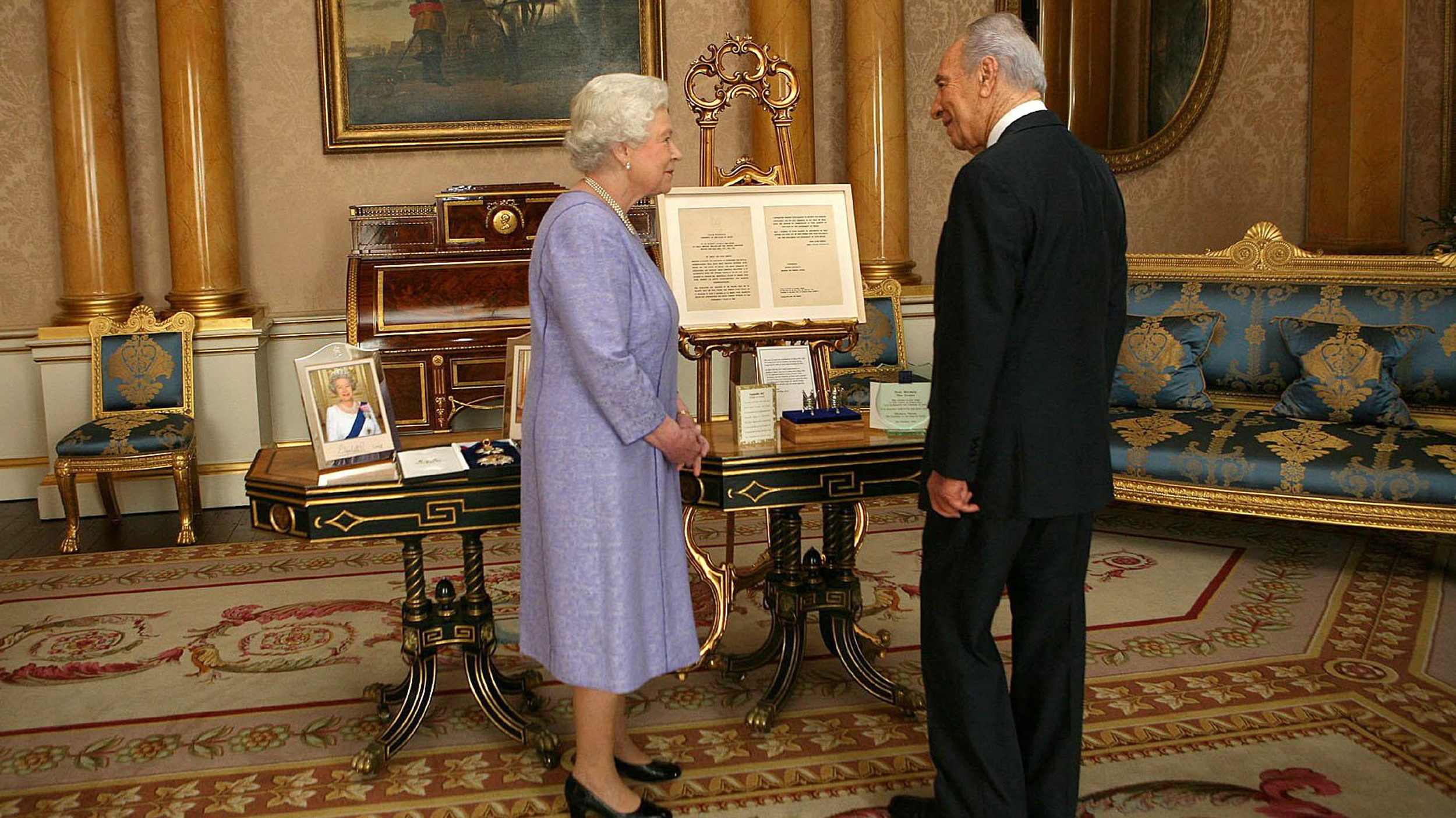 Queen Elizabeth II receives the former President of Israel Shimon Peres at Buckingham Palace in London on 20 November 2008, where he was presented with an honorary knighthood (AFP)