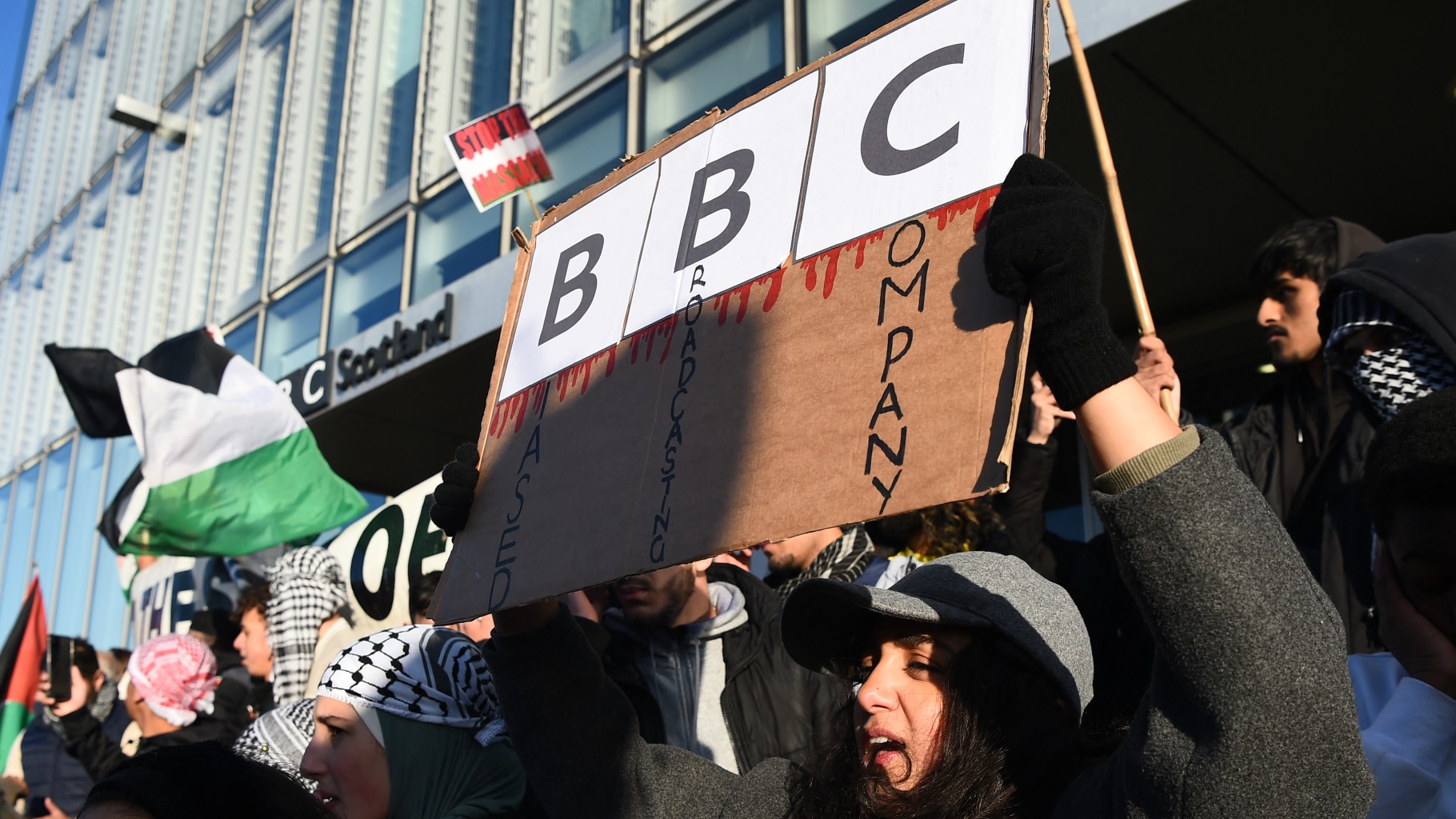 Des manifestants se rassemblent devant le bâtiment de la BBC en Écosse alors que les gens participent à une manifestation de solidarité avec le peuple palestinien, à Glasgow, le 14 octobre 2023, en soutien à « leur droit à la résistance ».