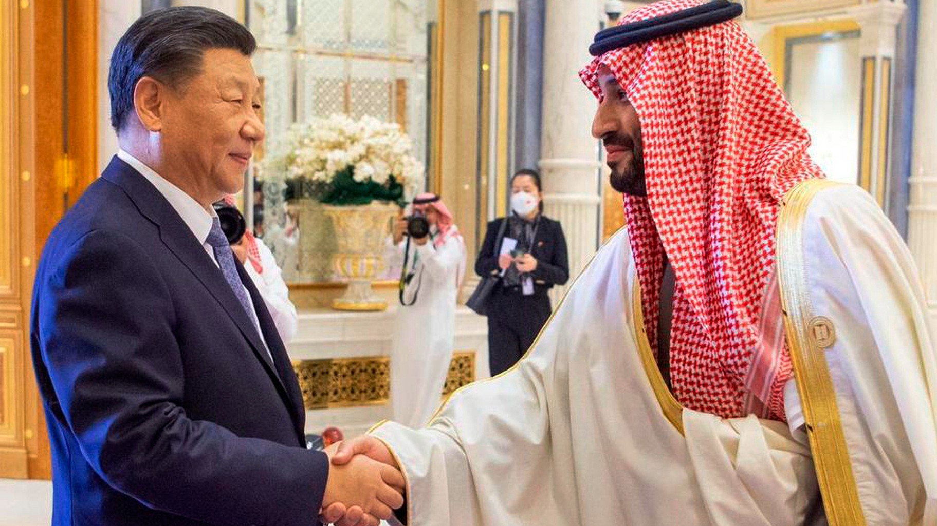 ولي العهد السعودي الأمير محمد بن سلمان يرحب بالرئيس الصيني شي جين بينغ في الرياض ، المملكة العربية السعودية في 8 ديسمبر 2022 (وكالة الأنباء السعودية / منشور عبر رويترز)