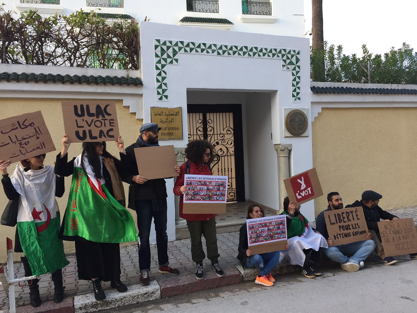 Rassemblement contre l’élection présidentielle algérienne devant le consulat algérien à Tunis, le 11 décembre (MEE/ Maryline Dumas)