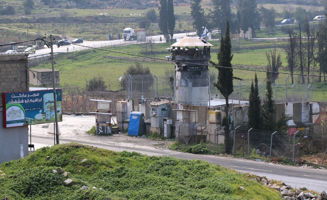 Tour militaire israélienne à l’extérieur du camp d’al-Arroub, à quelques mètres du domicile de la famille Abou Srour (MEE/Akram al-Waara)