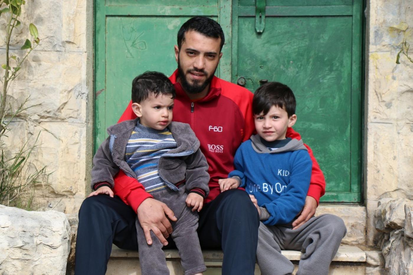 Abdel Qader Abou Srour et ses deux jeunes garçons (MEE/Akram al-Waara)