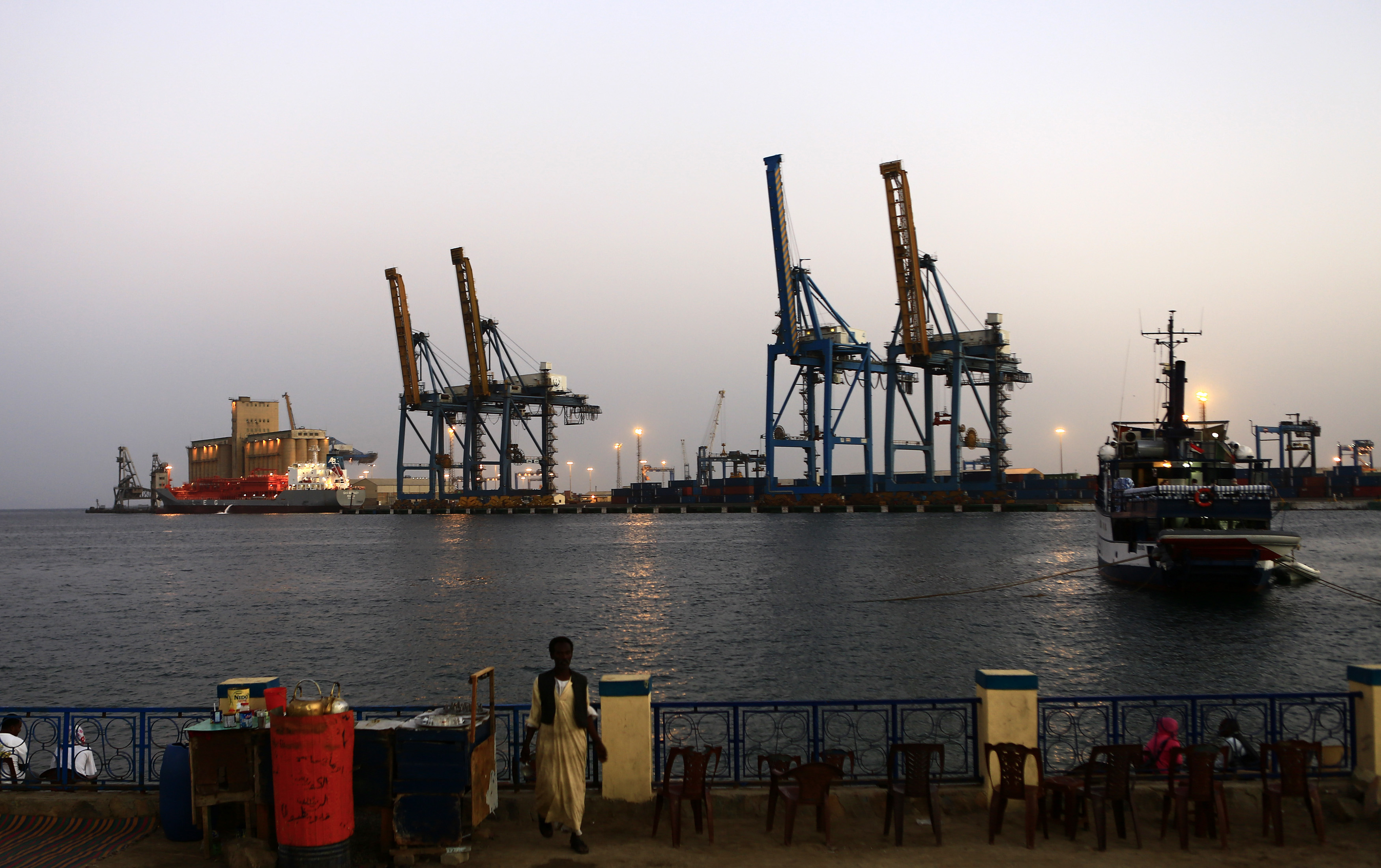 Un homme se tient dos au port moderne à Port-Soudan (Reuters)