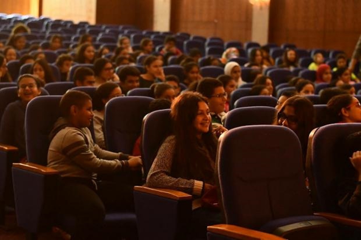 Des enfants écoutent la présentation de Mostafa Ashraf dans leur école (avec l’aimable autorisation de de Mostafa Ashraf)
