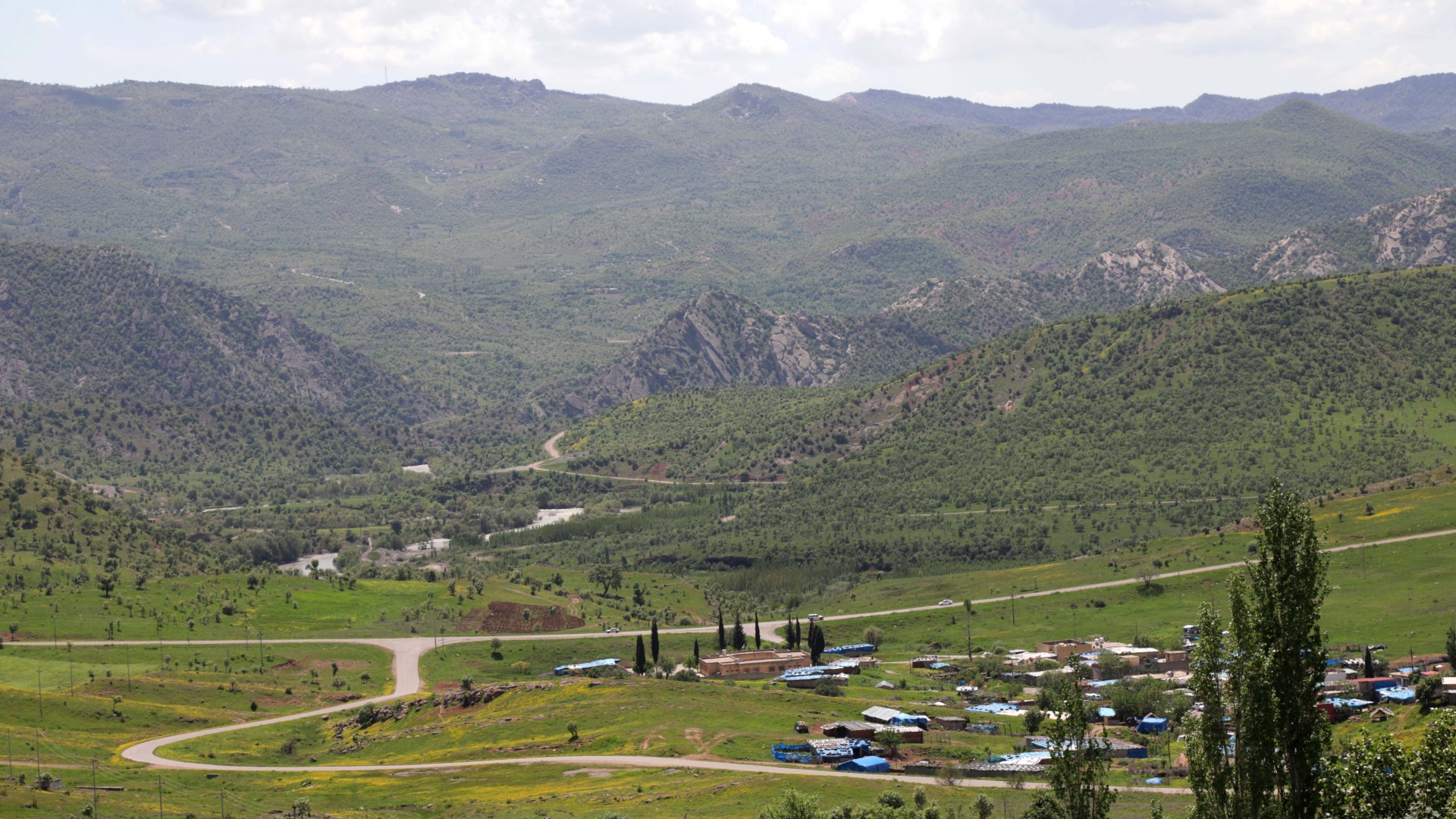 Des montagnes surplombent le village de Hiror, près de la frontière turque, dans la région kurde autonome du nord de l’Irak, zone de combats entre l’armée turque et les combattants du PKK (Safin Hamid/AFP)