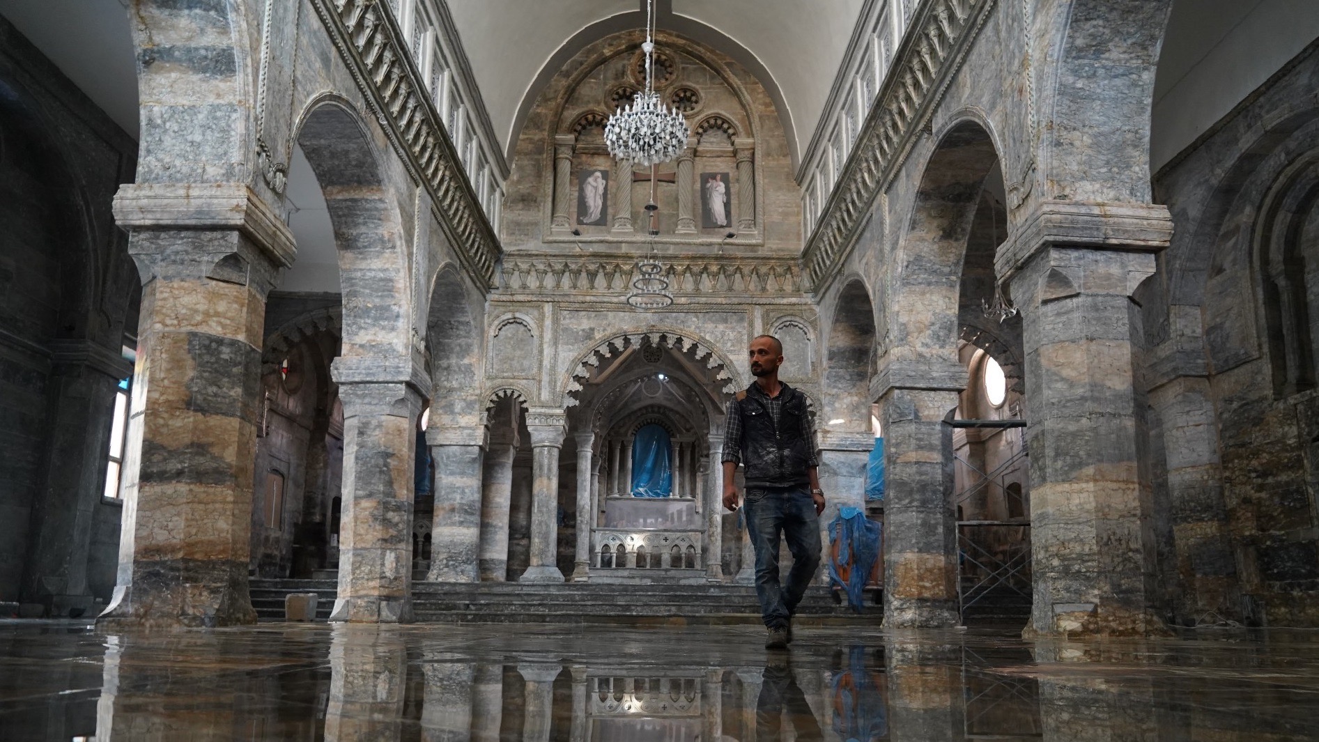 Hamid Touzi marche à l’intérieur de l’église syriaque-catholique Mar Toma après sa rénovation complète, dans la vieille ville de Mossoul, dans le nord de l’Irak (MEE/Ismael Adnan)