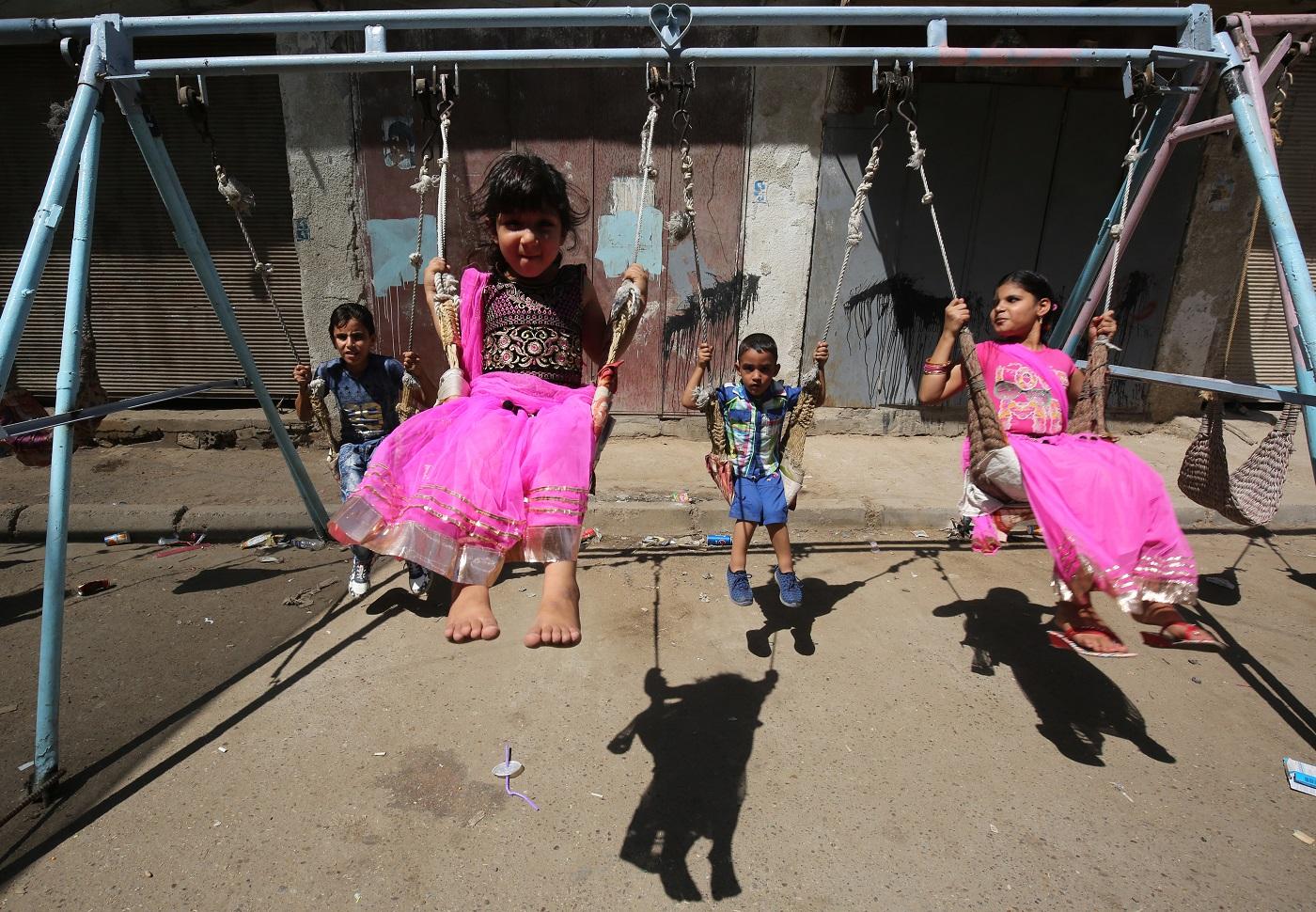 Des enfants irakiens jouent dans une rue de Bagdad le premier jour de l’Aïd al-Adha, en septembre 2016 (AFP)