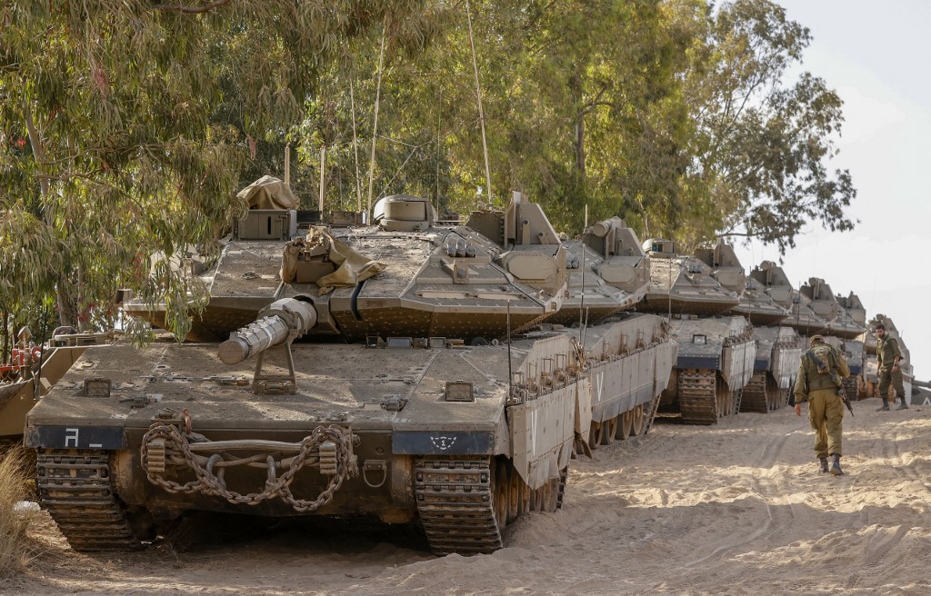 Israeli tanks are deployed near the Gaza Strip on 20 May 2021 (AFP)