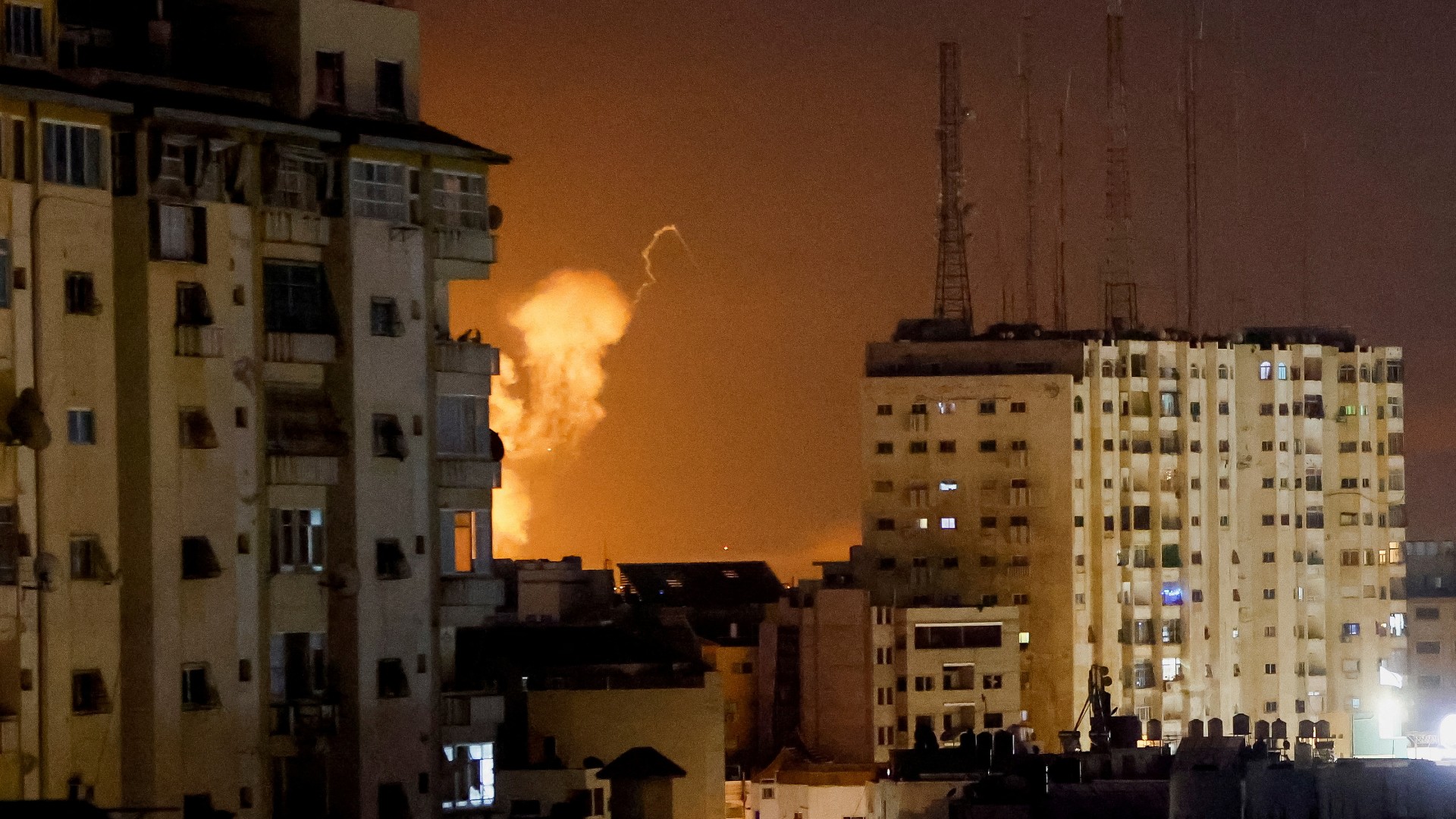 De la fumée s’élève de bâtiments lors de frappes aériennes israéliennes sur la bande de Gaza le 7 avril 2023 (Reuters)