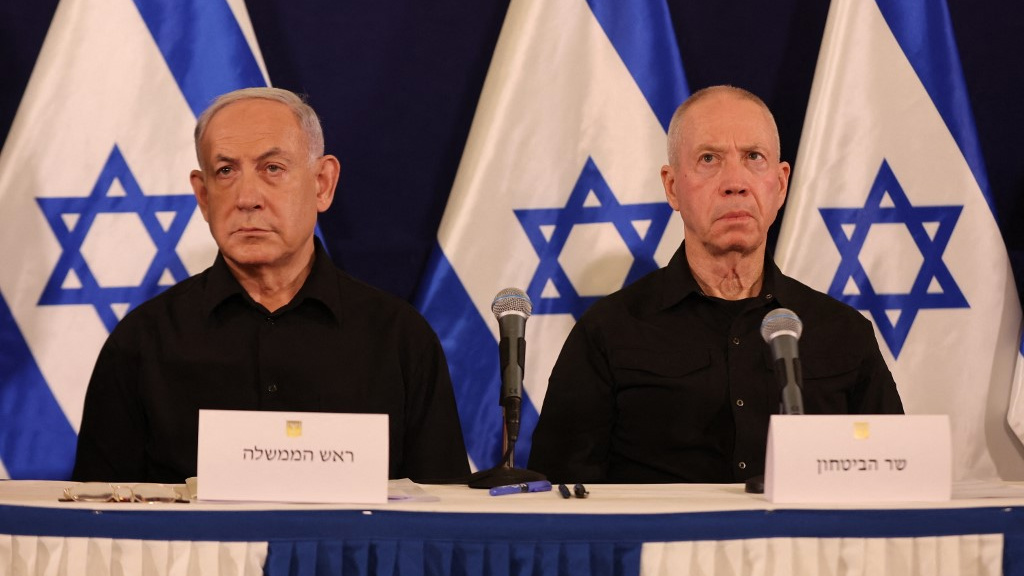 Israeli Prime Minister Benjamin Netanyahu and Defence Minister Yoav Gallant attend a news conference in Tel Aviv on 28 October 2023 (Abir Sultan/Pool/AFP)