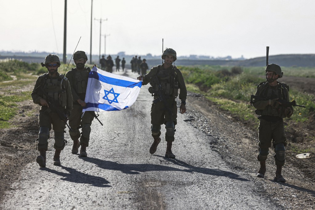 Israeli soldiers leaving Gaza on 12 March (AFP)