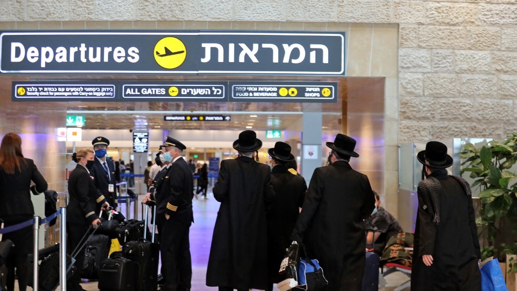 Des voyageurs juifs ultra-orthodoxes à l’aéroport Ben-Gourion d’Israël (AFP)