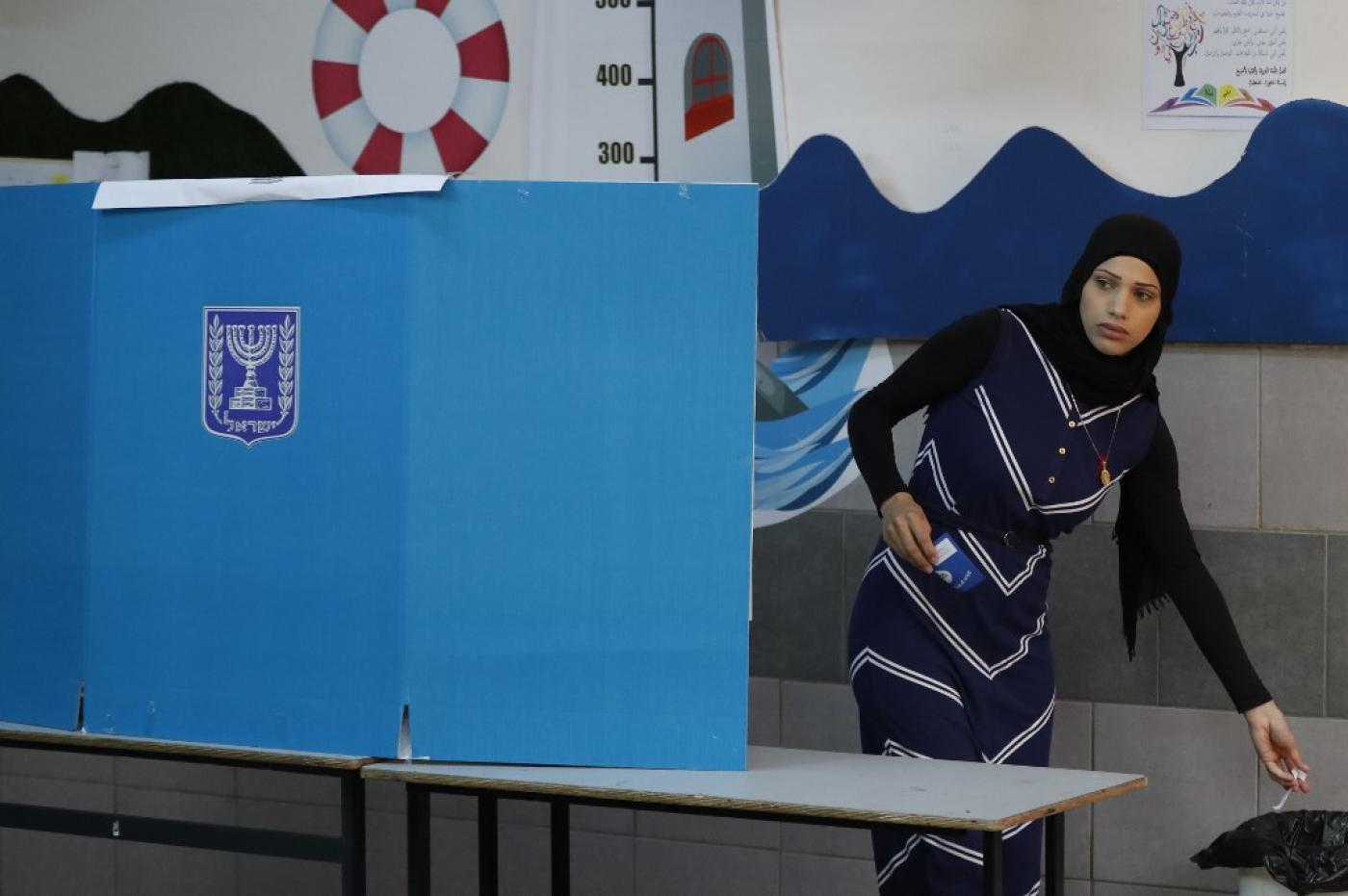 Une citoyenne palestinienne d’Israël vote dans le nord d’Israël le 9 avril lors de la première élection générale de cette année (AFP)