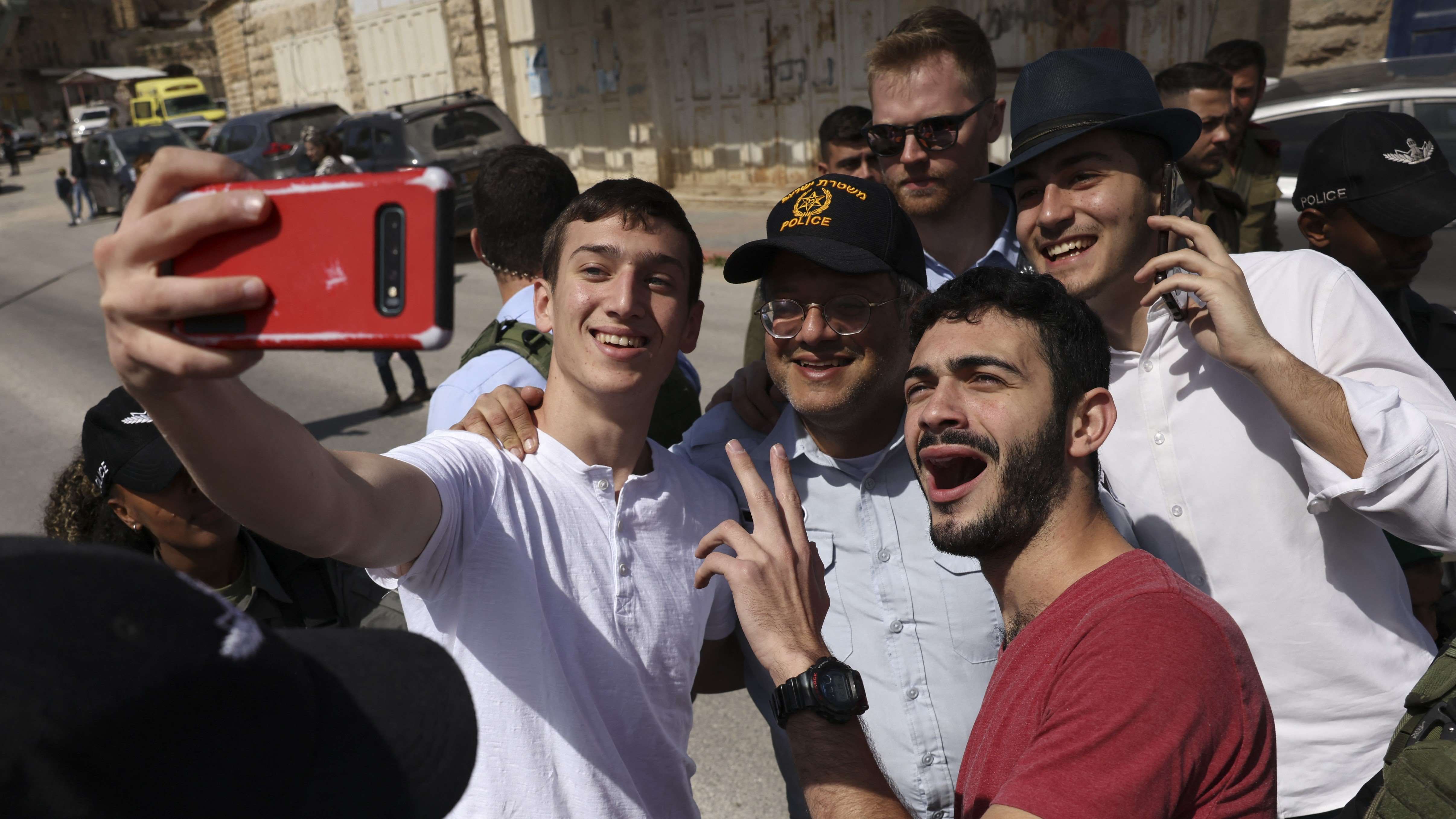 Ben-Gvir pose pour des photos avec des colons dans la ville d’Hébron en Cisjordanie occupée (AFP/Hazem Bader)