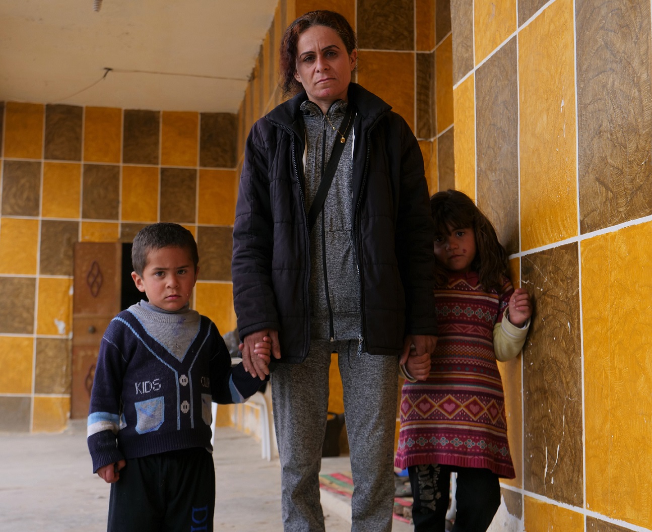 Jane et deux de ses enfants, Ahmed et Farida, à l’abri dans la famille d’accueil de Mahmoud Racho, après avoir été détenus plusieurs années par l’EI (MEE/Inès Daïf)