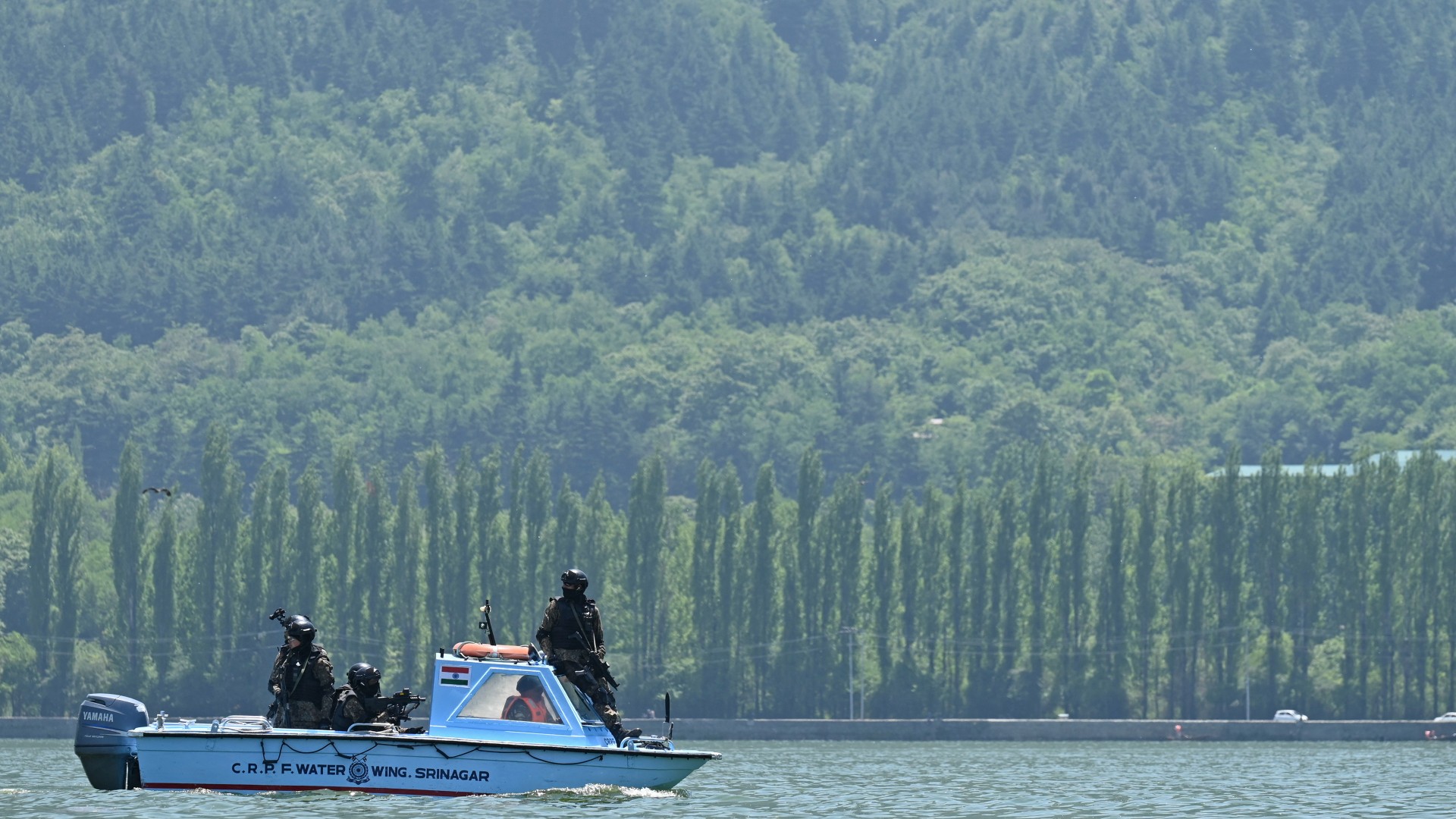 ndian paramilitary trooper commandoes conduct a special security drill at Dal Lake in Srinagar on May 20, 2023, during preparations ahead of the G20 meeting. TAUSEEF MUSTAFA / AFP