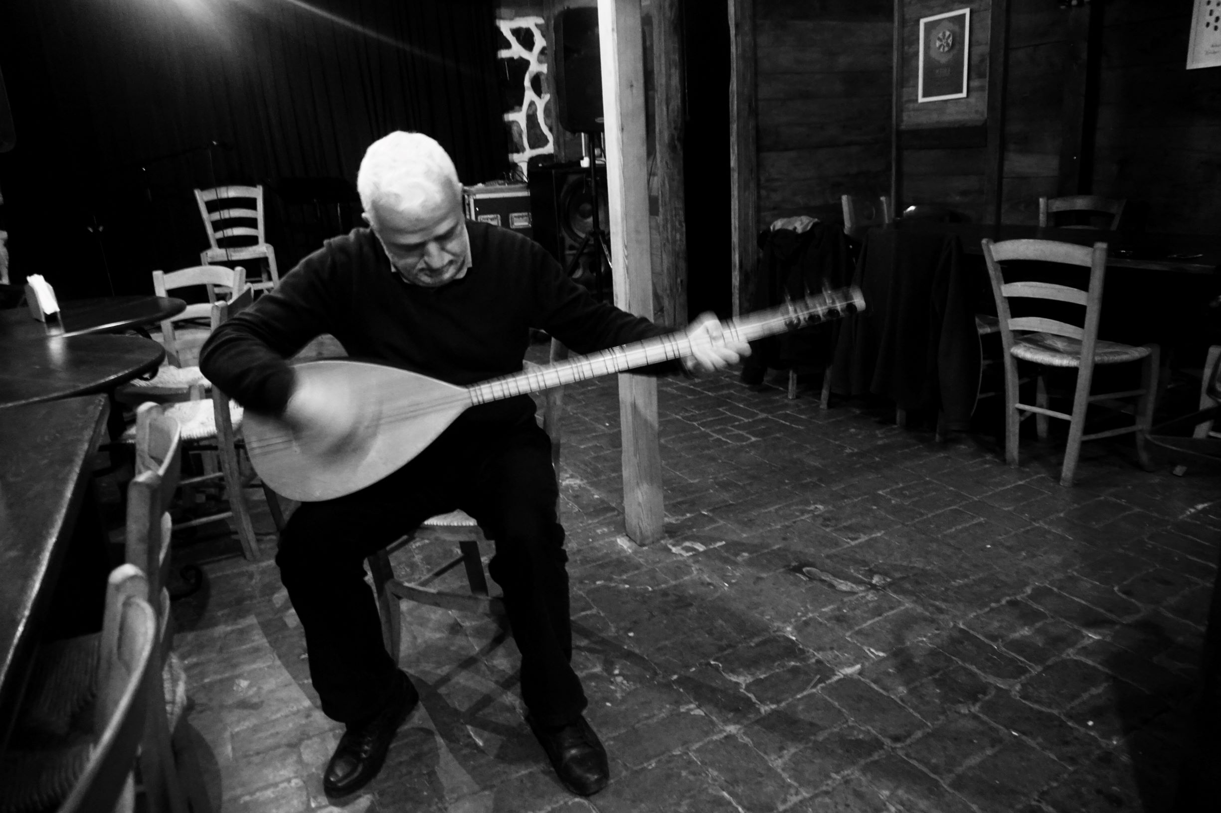 Birol Topaloğlu joue d’un instrument laze traditionnel dans sa maison d’hôtes (MEE/Nimet Kıraç)