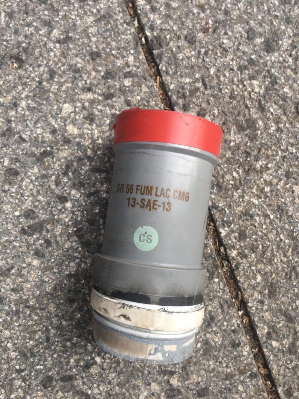 Une grenade de gaz lacrymogène CM6 abandonnée après l’incident du 18 octobre sur la place Riad el-Solh dans le centre-ville de Beyrouth (MEE/Kareem Chehayeb)