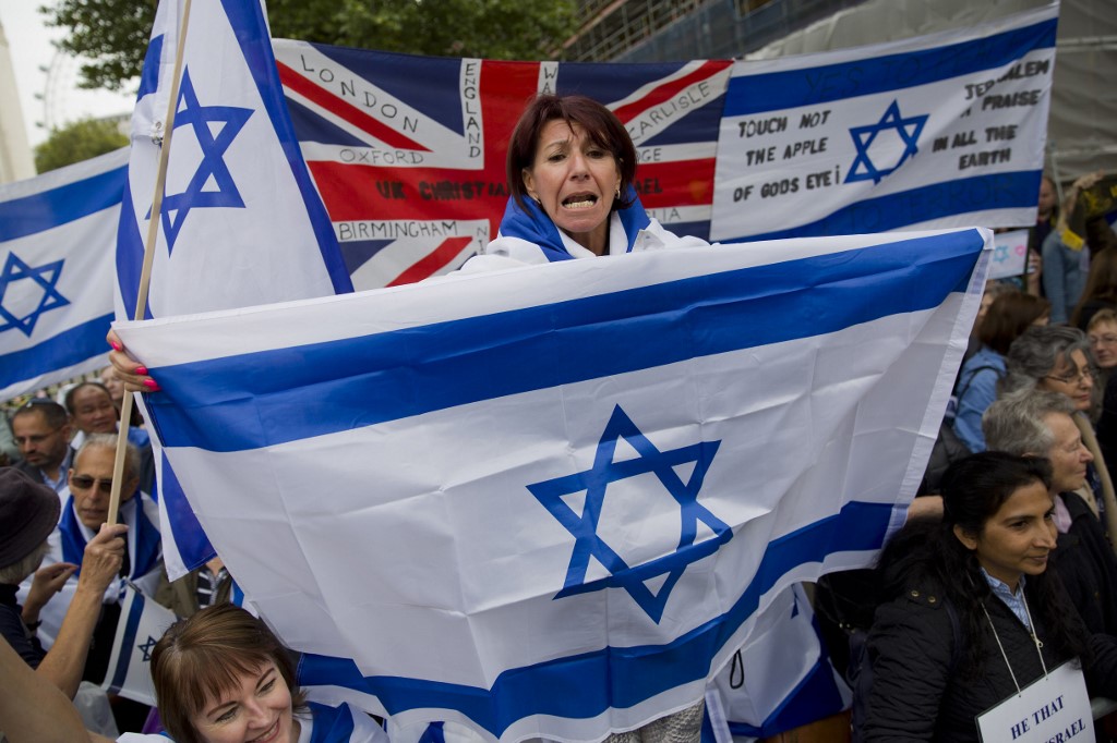 Pro-Israel demonstrators rally in support of a planned visit by Israeli Prime Minister Benjamin Netanyahu in London in 2015 (AFP)