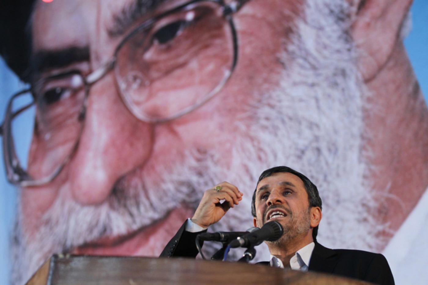 Mahmoud Ahmadinejad prononce un discours devant une photo de l’ayatollah Ali Khamenei à Téhéran le 11 février 2008 (AFP)