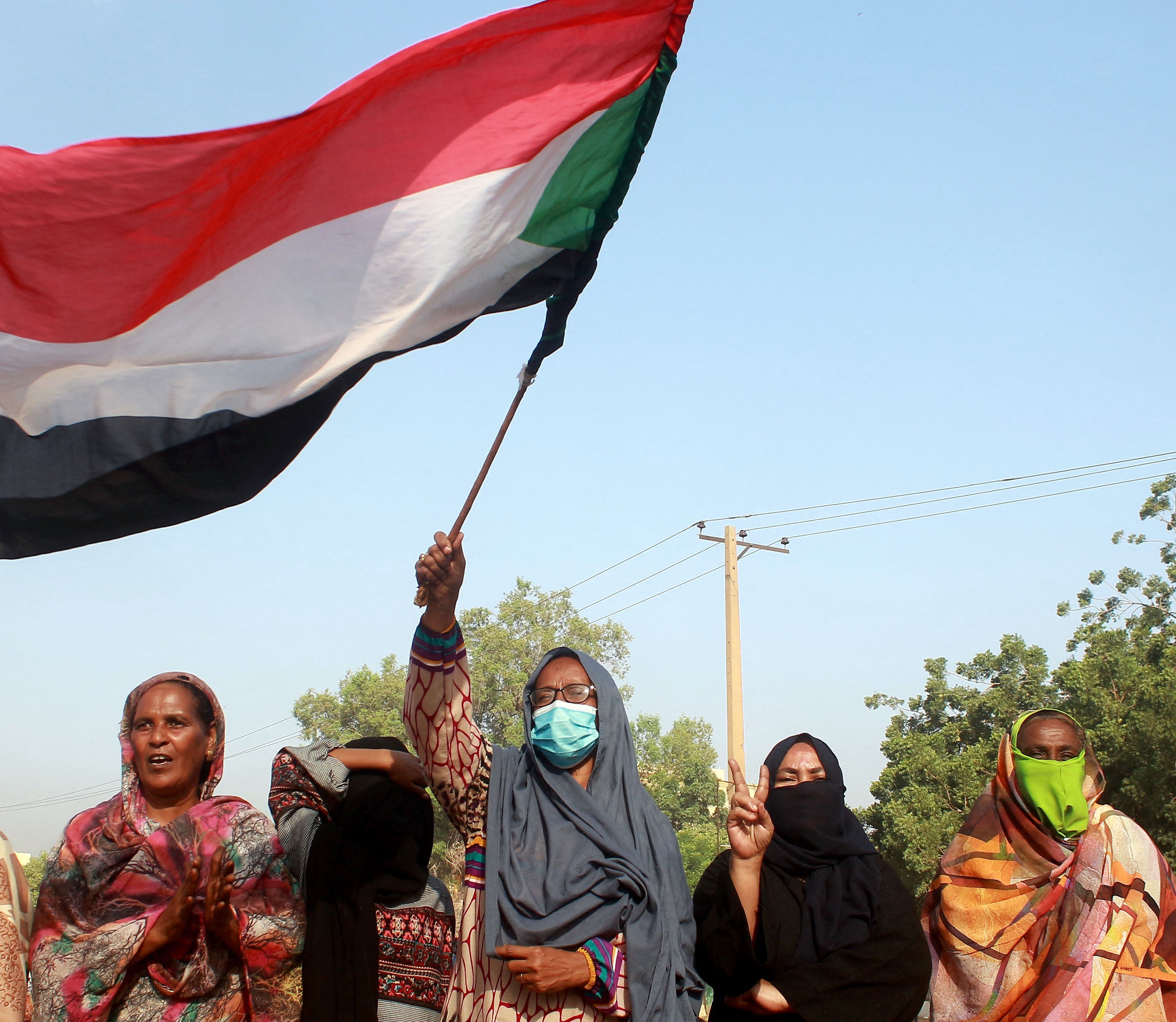 Des Soudanais protestent contre le coup d’État militaire qui a renversé la transition vers un régime civil, le 25 octobre 2021 à Khartoum (AFP)