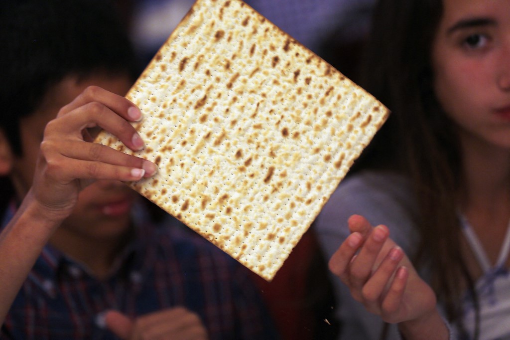 Le pain azyme symbolise la fuite des juifs de l’esclavage en Égypte. Dans leur précipitation, ils ne purent attendre que le pain lève (AFP)
