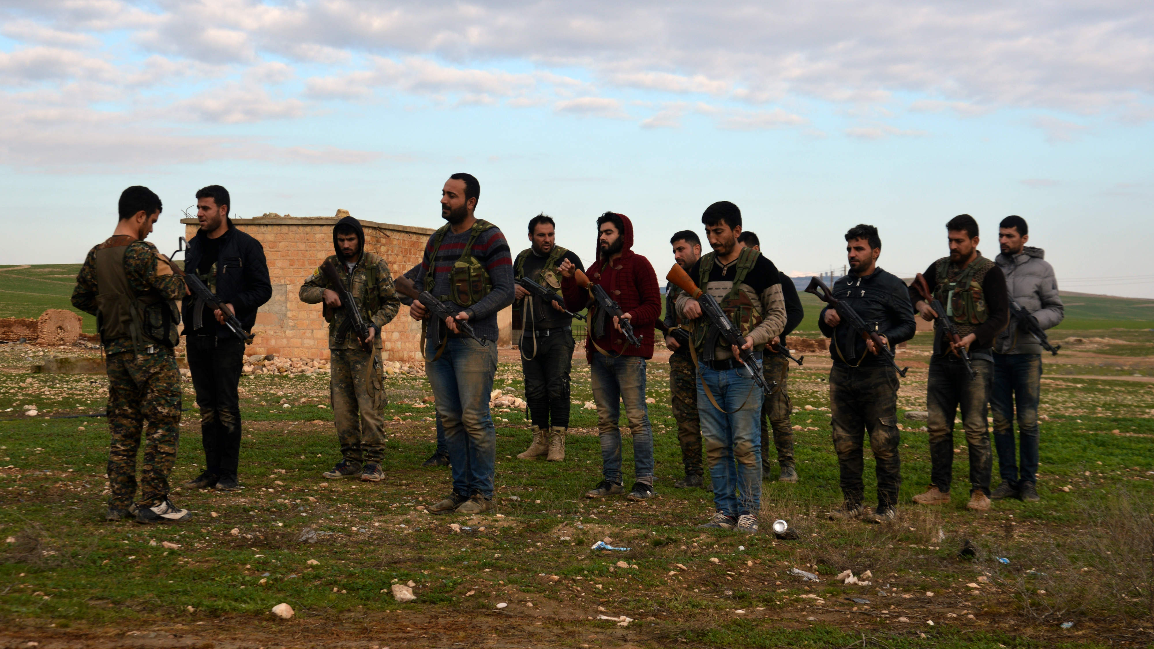 A group of young men receives basic self-defence training (MEE/Rojava Information Center)
