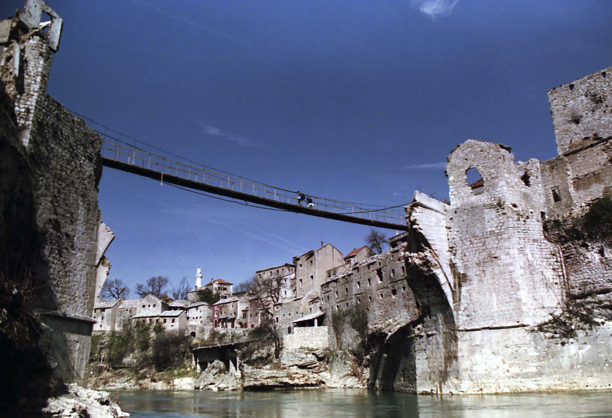 Après la guerre, un pont suspendu temporaire a été érigé pour remplacer le pont de pierre original (Reuters)