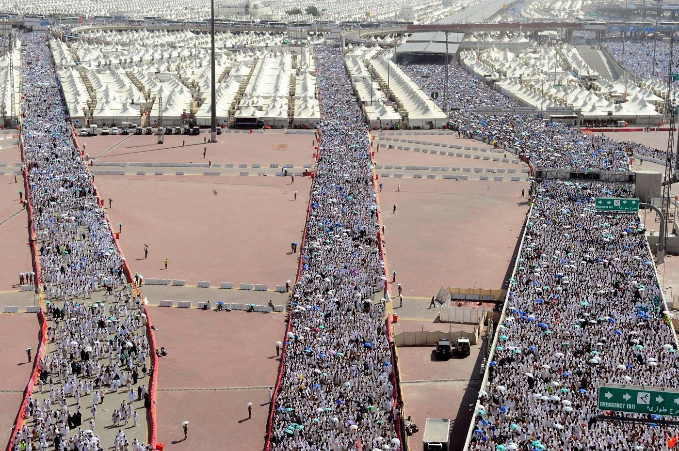 Des pèlerins musulmans se dirigent vers le lieu du rituel du « jamarat » à Mina près de La Mecque, en Arabie saoudite, en novembre 2010, au troisième jour du hadj (AFP)