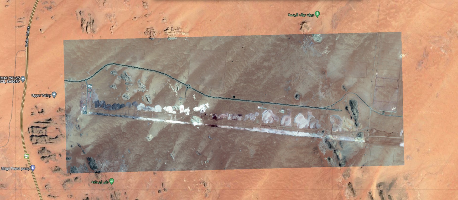 Image satellite prise en mai 2023, superposée à une image Google Earth préexistante, montrant des travaux de terrassement récents dans la partie orientale de « The Line » en Arabie saoudite (CG Satellite/Soar/Google)