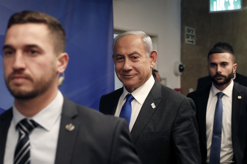 Israeli Prime Minister Benjamin Netanyahu (C) arrives for the weekly cabinet meeting in Jerusalem on January 3, 2023. Atef SAFADI / POOL / AFP