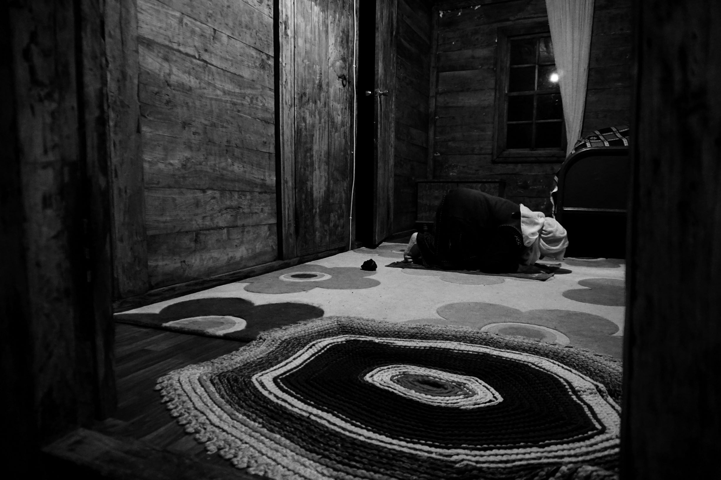 Mme Vaic pendant une prière de nuit. Les Hémichis s’identifient largement comme musulmans (MEE/Nimet Kıraç)