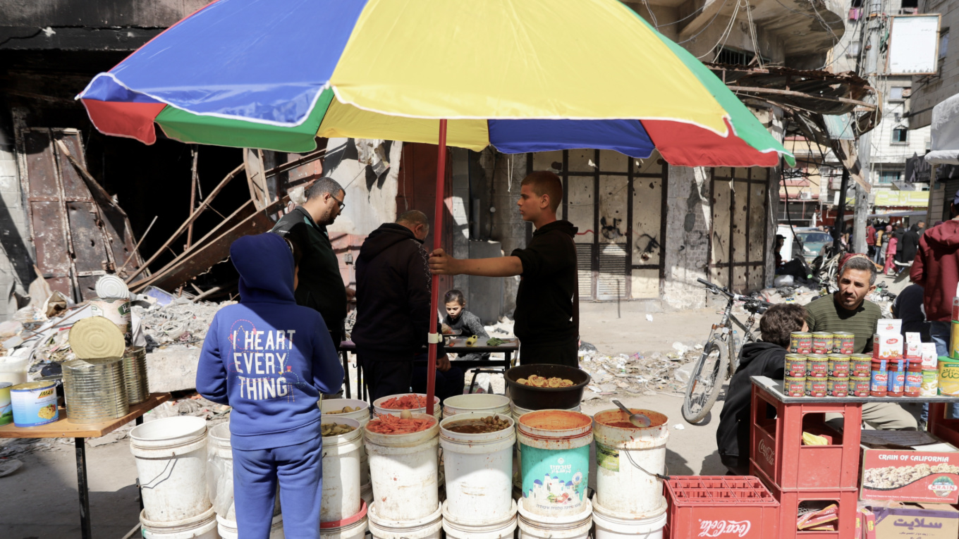 Food being served at northern Gaza's Ramadan market (Mohammed al-Hajjar/MEE)