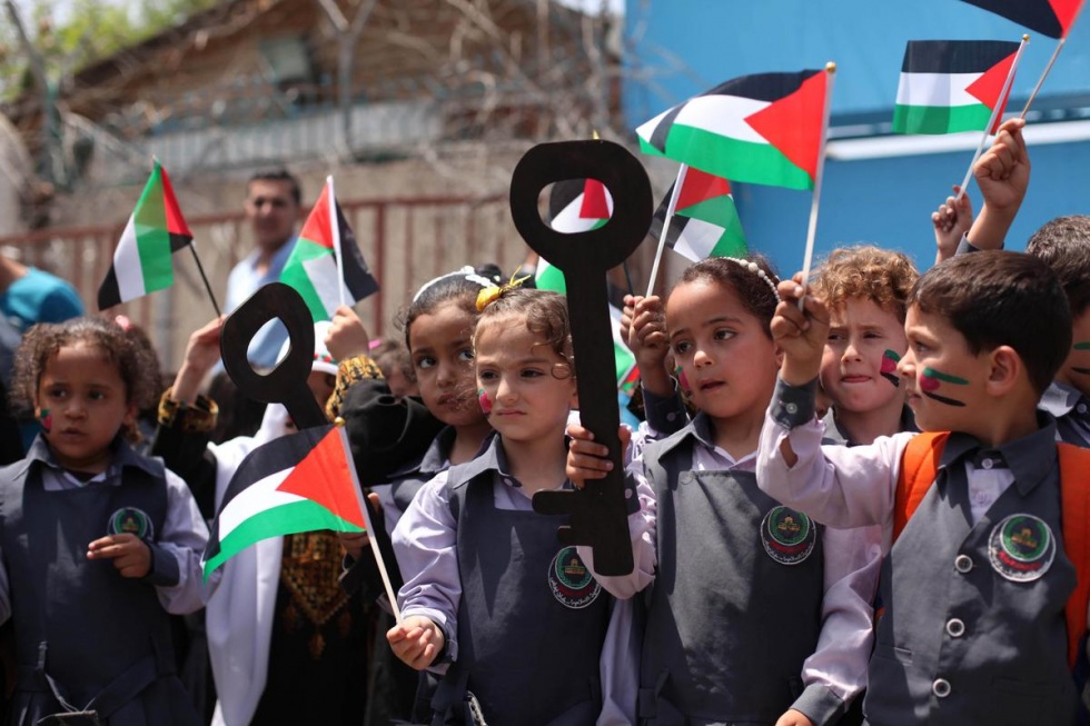 Des écoliers palestiniens tiennent des clés, symbole du droit au retour, lors des commémorations du 67e anniversaire de la Nakba dans la ville de Gaza, en 2015 (AA)
