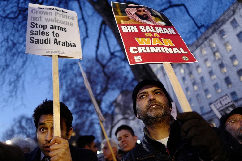 Des manifestants brandissent des pancartes contre les ventes d’armes britanniques à l’Arabie saoudite devant Downing Street, dans le centre de Londres, le 7 mars 2018, à l’occasion d’une visite du prince héritier d’Arabie saoudite Mohammed ben Salmane (AFP)