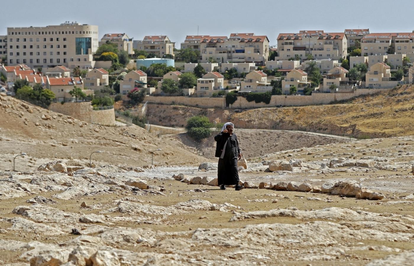 Un Palestinien marche à proximité d'une colonie israélienne (AFP)