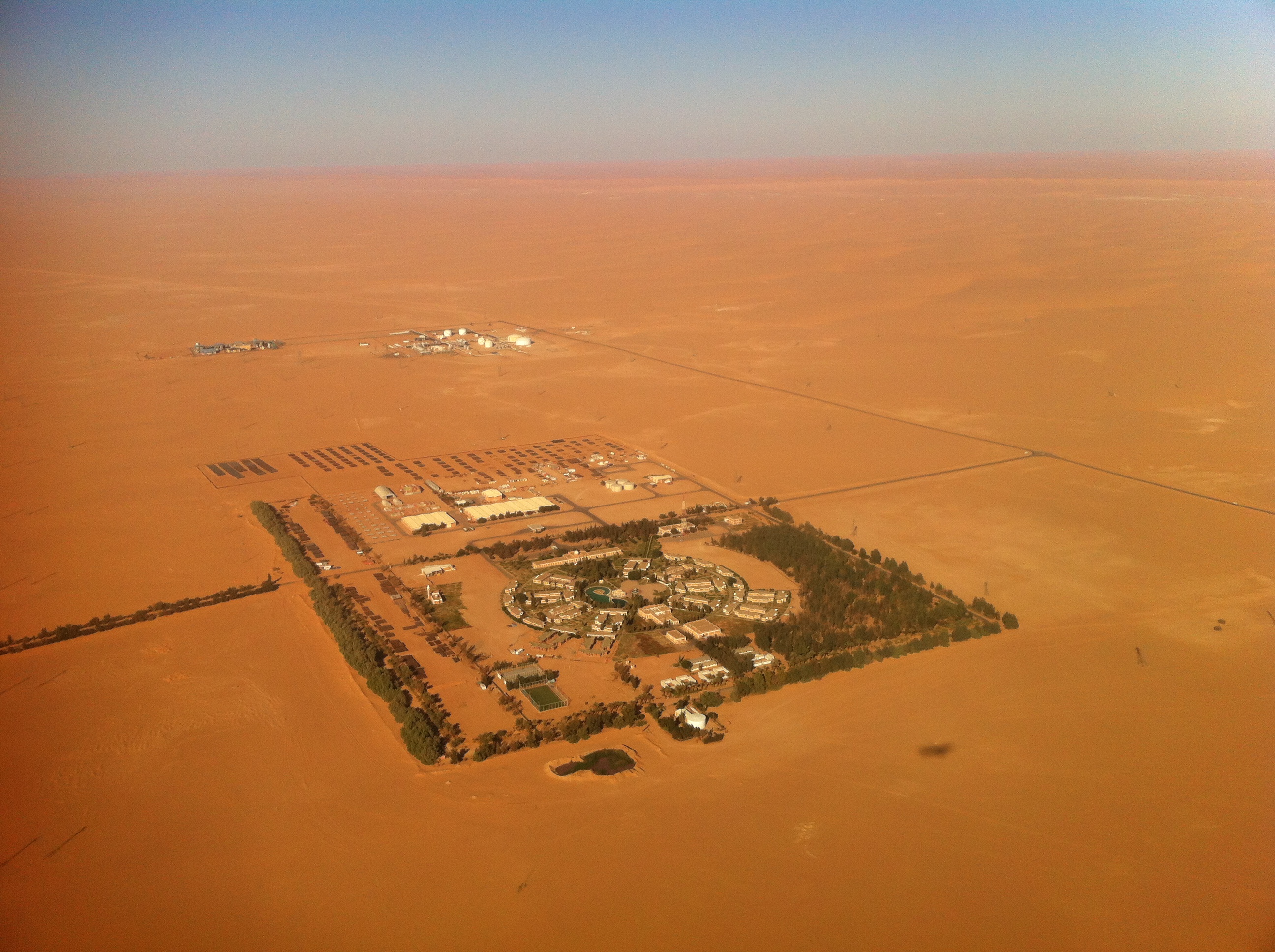 Sharara oil field, over which forces loyal to rival Libyan governments are vying (MEE/Tom Wescott)