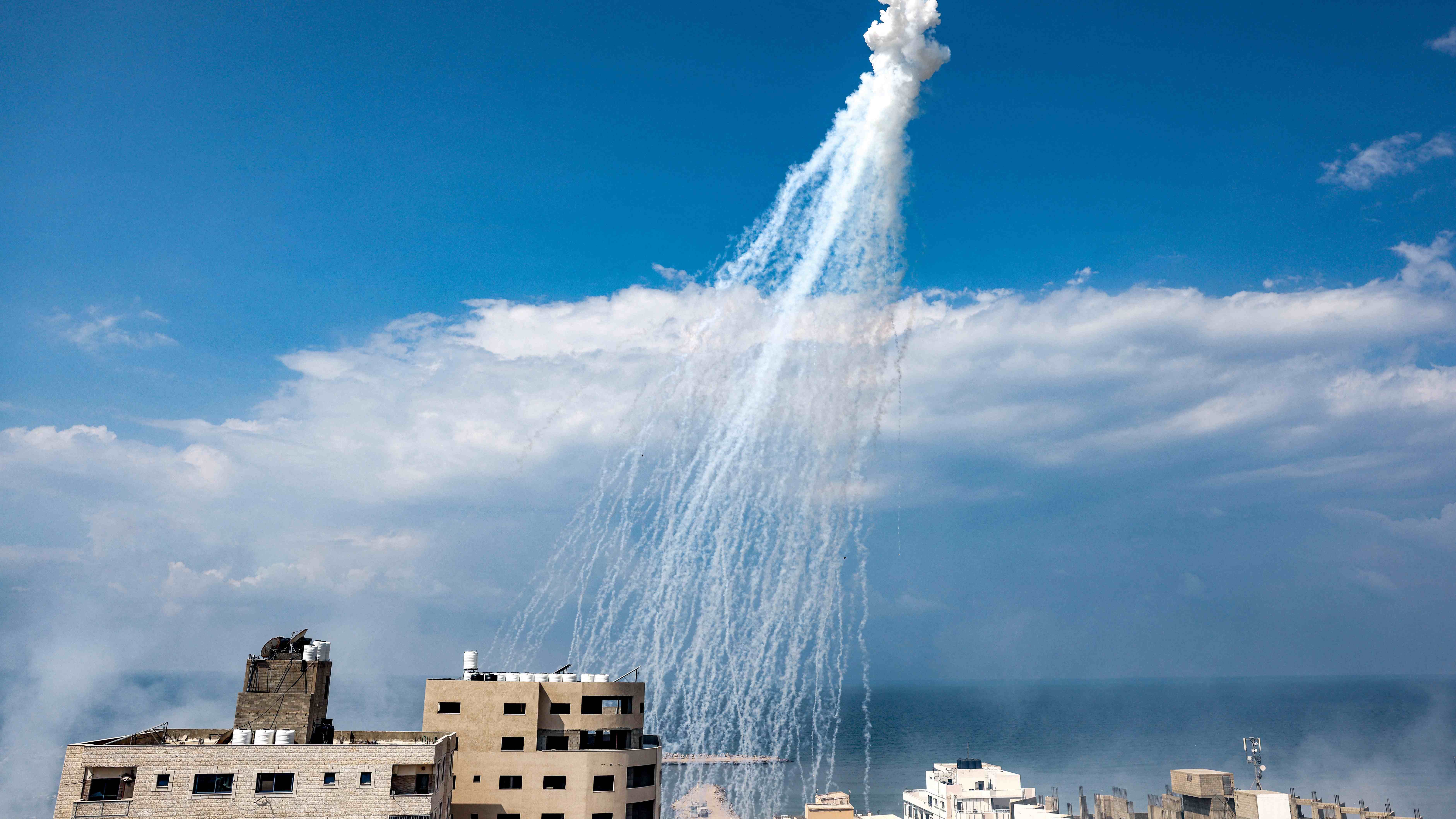 smoketrails-gaza-israeli-strike-afp-mohammed-abed.jpg